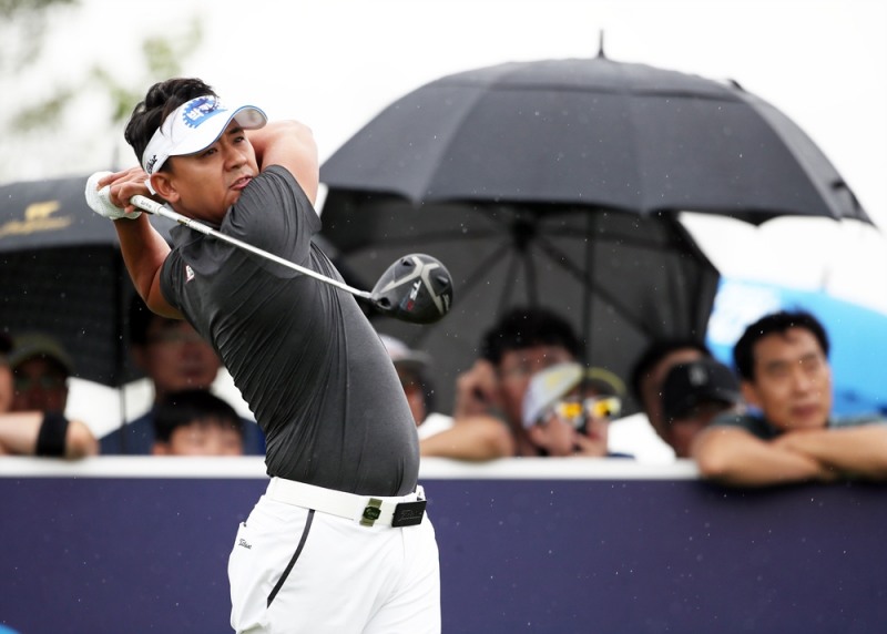 제34회 신한동해오픈에서 우승을 차지한 박상현 선수 최종라운드 경기모습. 박상현은 새로 바꾼 TS 3 드라이버와 함께 자신의 시즌 세 번째 우승컵을 들어올렸다. 사진_신한금융그룹