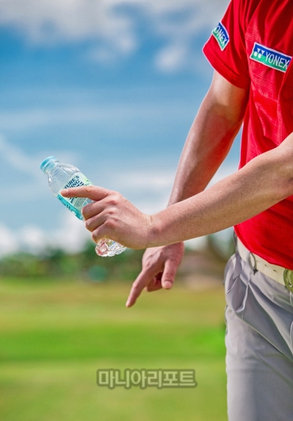 왼손 세 손가락의 악력은 페트병을 구길 수 있을 정도로.