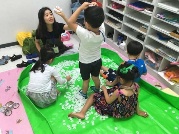 유아들이 '여름방학 유아문화예술학교'에 참여하고 있는 모습(사진=세종시교육청)