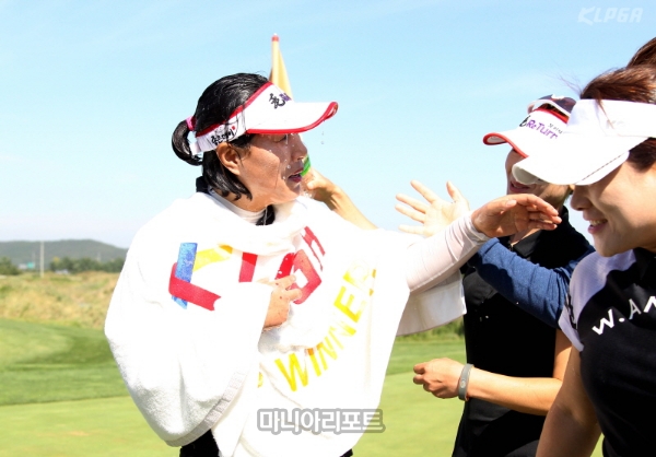 우승을 축하받고 있는 전해영. 사진=KLPGA