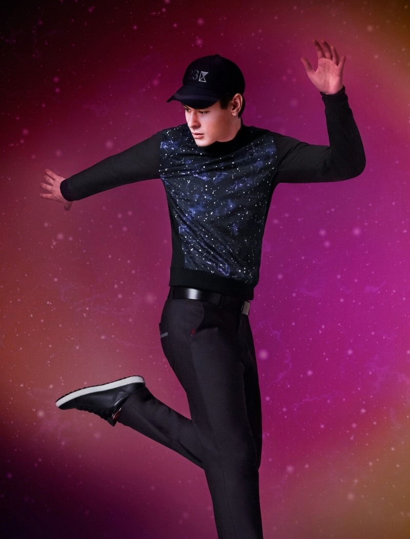 오로라 패턴이 돋보이는 풀오버. 23구골프