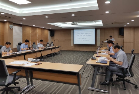 31일 가상현실 스포츠실 설치 학교 지원대상 심사위원회의를 진행하고 있다.(사진=인천시)