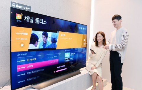 고객들이 LG베스트샵 강남본점에서 LG 스마트 TV로 채널플러스를 시청하고 있다
