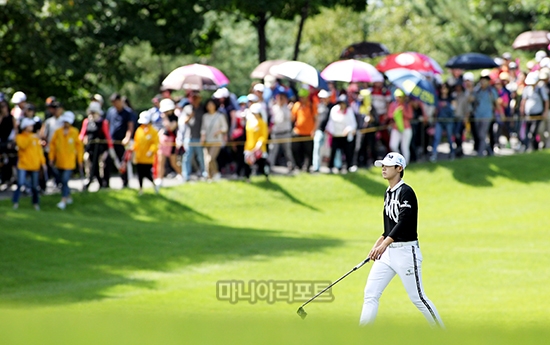 3번홀 그린으로 향하는 박성현과 그를 따르는 갤러리 행렬
