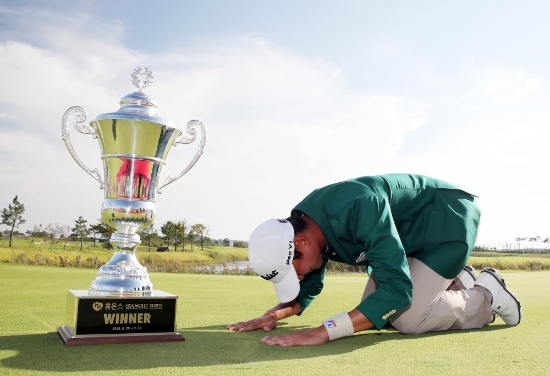 첫 우승을 차지한 엄재웅이 트로피에 큰 절을 하고 있다.  사진=KPGA 제공