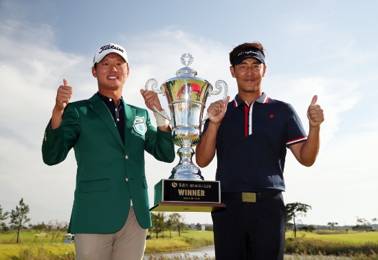 3, 4라운드가 프로암 형식으로 치러진 이번 대회에서 엄재웅은 배우 김성수와 한 조로 경기했다. 사진=KPGA 제공