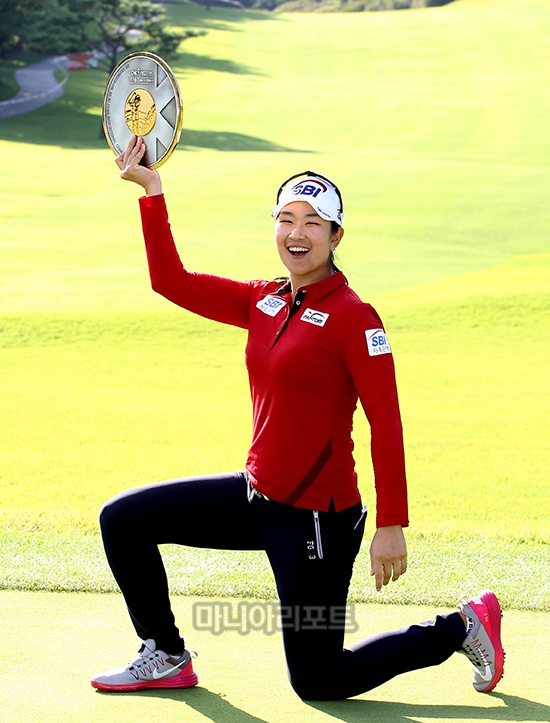 우승 트로피 번쩍 들고 기뻐하는 김아림