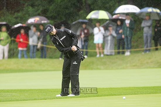 빗속에서 펼쳐진 1라운드, 퍼팅중인 박성현