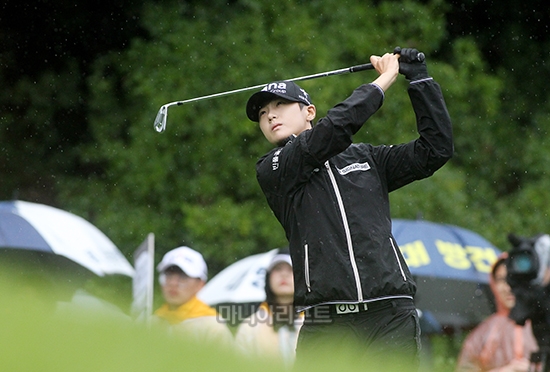 빗속에서도 박성현의 호쾌한 샷은 많은 박수를 받았다.