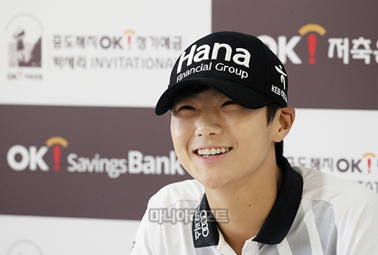 1라운드 경기 마치고 인터뷰에서 밝게 웃고 있는 박성현