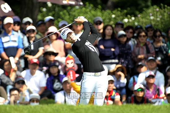 2라운드 수많은 팬들 앞에서 티샷을 시작하는 박성현
