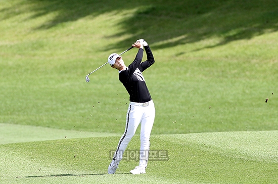 세컨 아이언샷도 깔끔하게