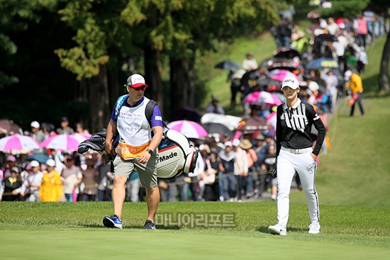 박성현을 따라 이동하는 갤러리