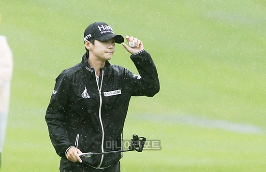 팬들의 환호에 화답하는 박성현