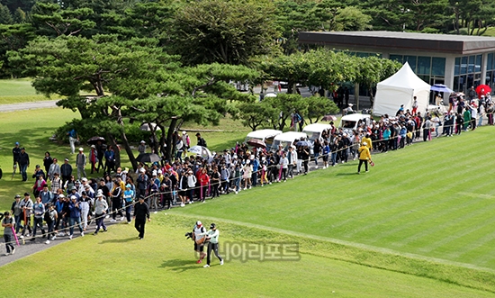 박성현 팬들의 의리, 박성현을 따라 이동하는 갤러리 사진제공 세마스포츠마케팅