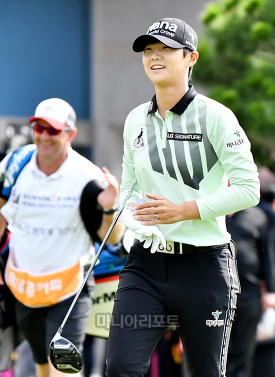 밝은 미소로 최종일 경기하는 박성현 사진제공 세마스포츠마케팅