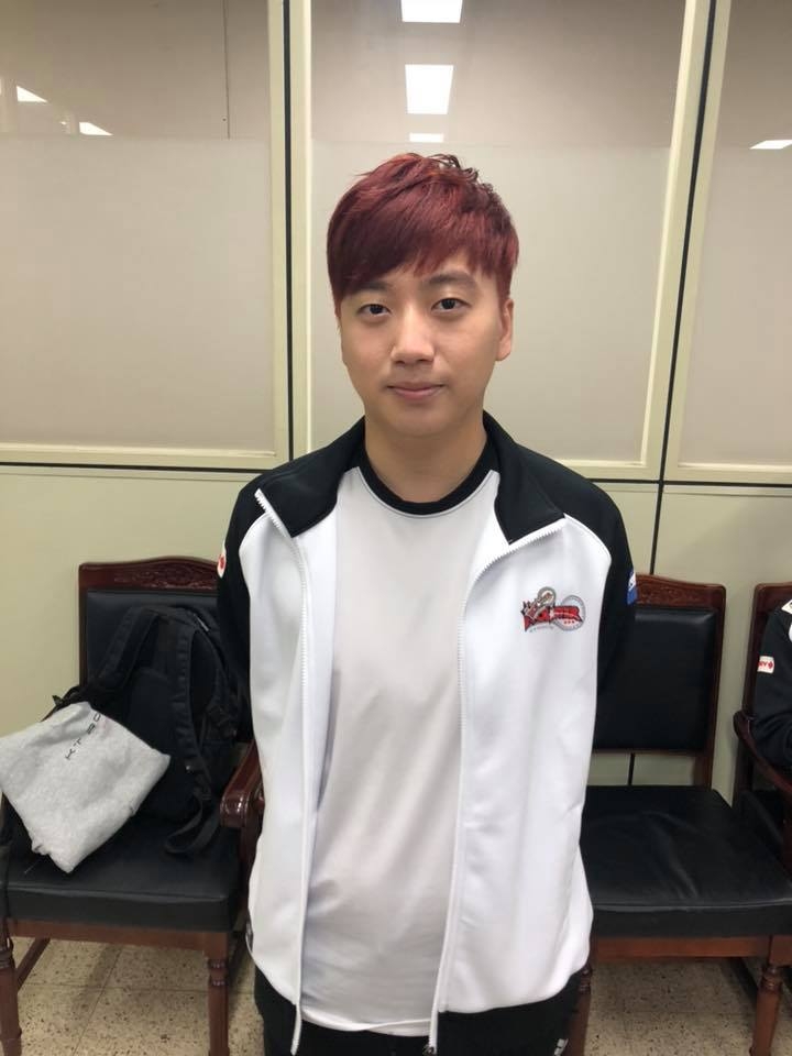 빨간색으로 염색하면서 공약을 지킨 '스코어' 고동빈(사진=kt 롤스터 페이스북 발췌).