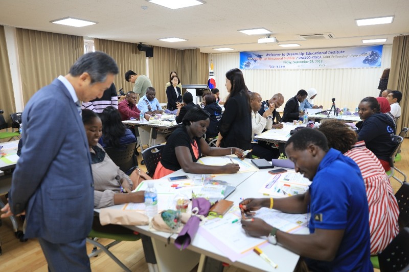 (사진=아프리카-아•태지역 교사 및 교사 교육자를 대상으로 평화 감성 예술 관련 수업 진행)