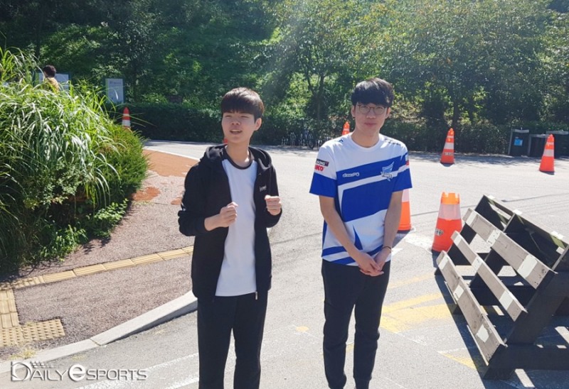 kt의 원거리 딜러 '데프트' 김혁규(왼쪽)와 아프리카의 '크레이머' 하종훈이 언덕길의 막바지에서 러너들을 응원하고 있다.