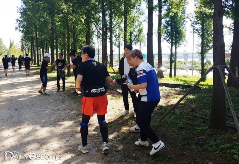 정글러 존에서 선수들과 악수를 나누고 있는 전용준 캐스터(왼쪽).