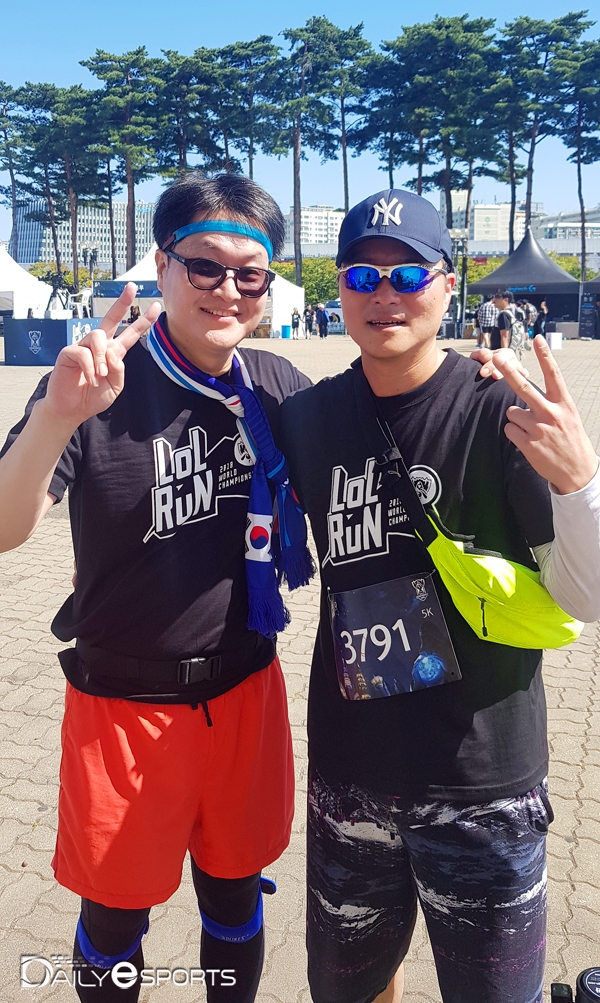 완주 기념으로 전용준 캐스터(왼쪽)과 찰칵.