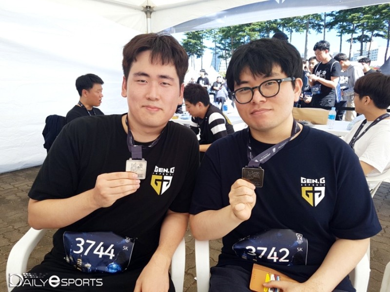 체력은 젠지가 1등이라고 외친 주영달 코치(왼쪽)와 여창동 코치.