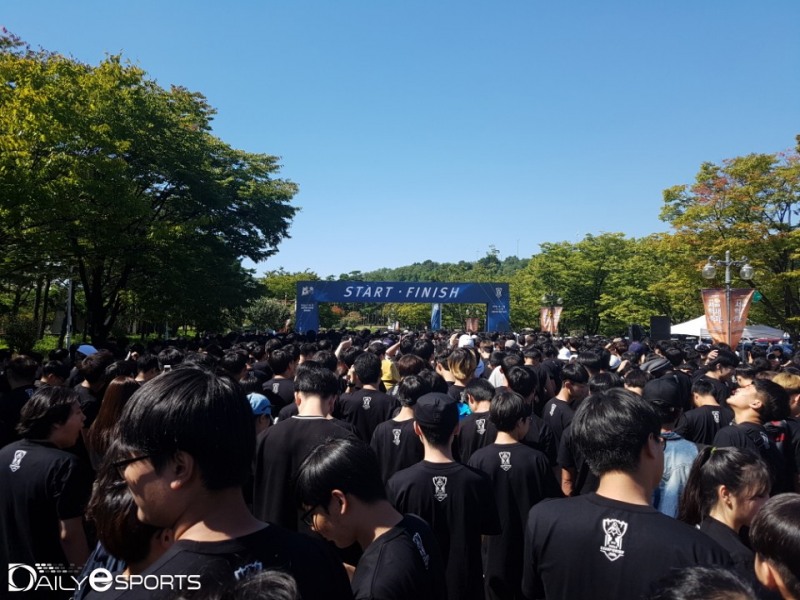 롤런 출발선 상에 선 4,000여 명의 러너들.