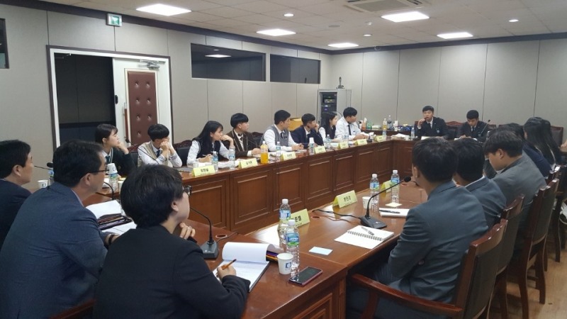 (사진=고등학교 학생회 대표들과의 간담회)