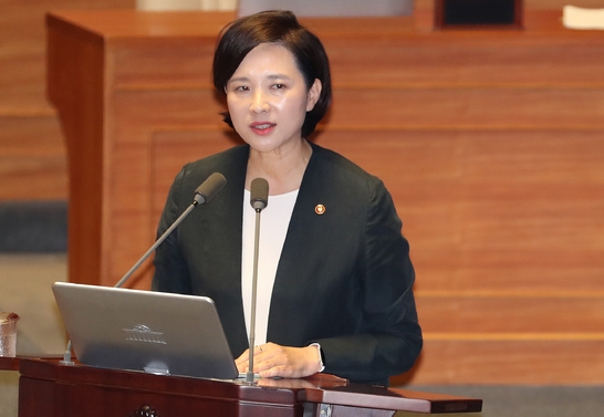 4일 오전 국회에서 열린 9차 본회의 '교육, 사회, 문화에 관한 질문'에 참석한 유은혜 신임 사회부총리 겸 교육부 장관이 바른미래당 김삼화 의원의 질의에 답하고 있다. 사진=뉴시스