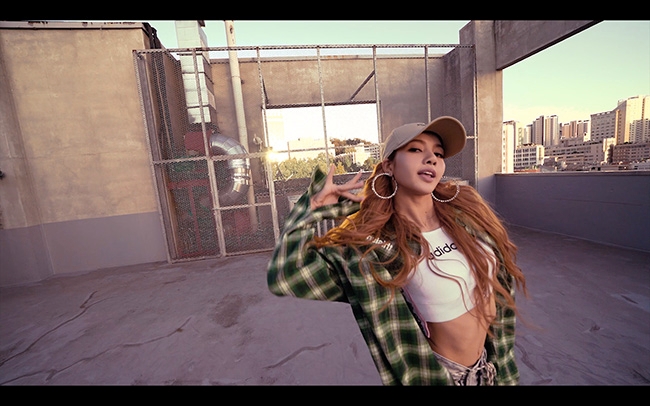 블랙핑크 리사의 화려한 퍼포먼스 영상 캡쳐