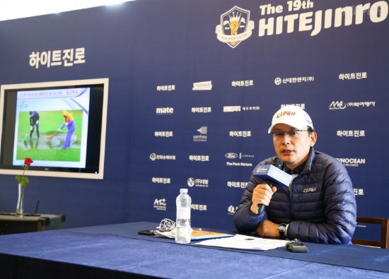 3라운드 취소와 54홀 축소를 발표하고 있는 최진하 경기위원장. 사진=KLPGA 제공