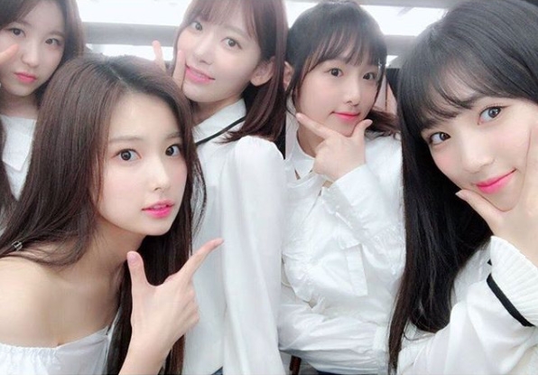 한일 프로젝트 걸그룹 아이즈원의 이채연, 강혜원, 미야와키 사쿠라, 최예나, 야부키 나코