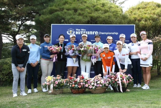 후배들과 기념촬영하는 강수연. 사진=KLPGA 제공