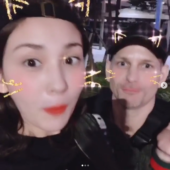 가수 전소미와 배우 매튜 다우마