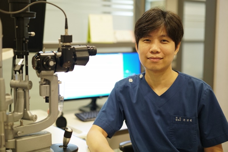 시력저하로 인한 노안백내장 수술 시 전문의와 충분한 상담 필수