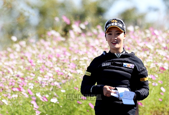 [포토] 오지현 '꽃길 속 밝은 미소'
