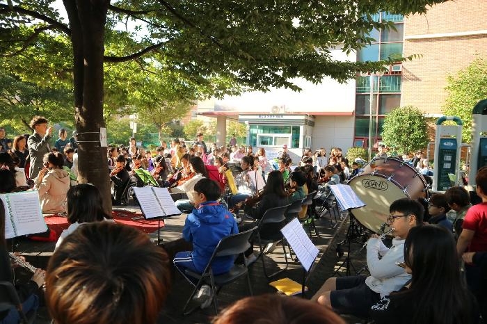 높고 푸르른 가을 하늘 아래 펼쳐지는 등굣길 음악회