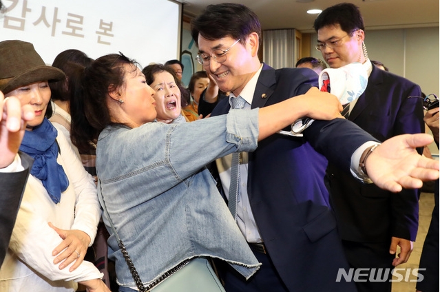사진=뉴시스, 지난 5일 오후 서울 영등포구 여의도 국회 의원회관에서 열린 ‘유치원 비리 근절을 위한 정책 토론회 : 사립 유치원 회계부정 사례를 중심으로’에서 토론회를 주최한 박용진 의원이 토론회를 반대하는 한국유치원총연합회 회원들에게 밖으로 나가서 이야기하자며 안내하고 있다.