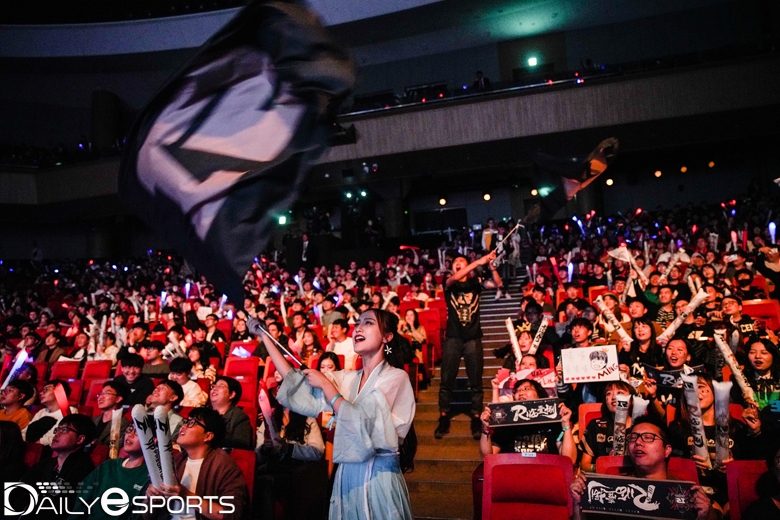 RNG의 경기가 있는 날 벡스코 오디토리움의 모습. 한국인지 중국인지 분간하기 어려울 정도로 중국 팬들이 많다.