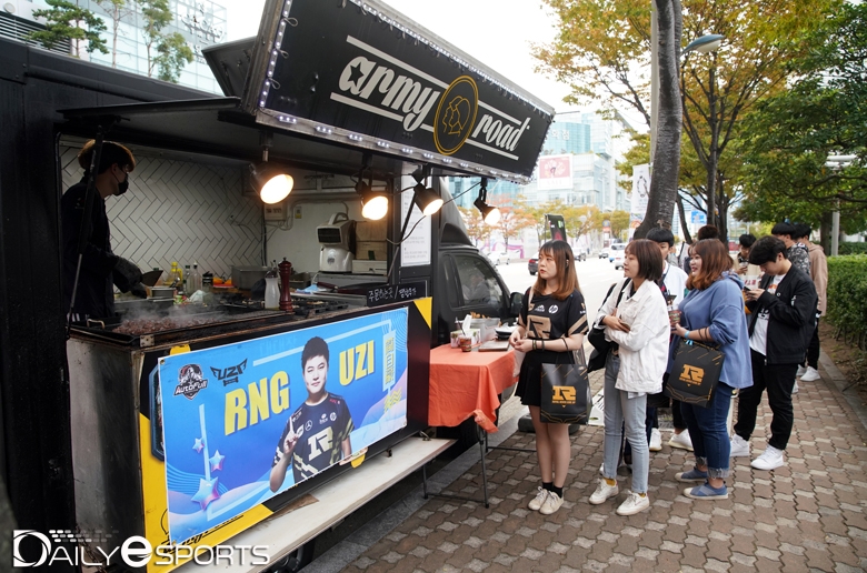 RNG 팬이 마련한 밥차.