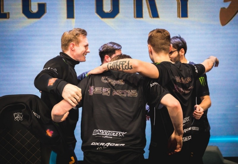 프나틱이 한국에서 열리는 롤드컵을 위해 특별히 제작한 유니폼. 한글로 '롤드컵'이라고 적혀 있는 디자인이 인상적이다.