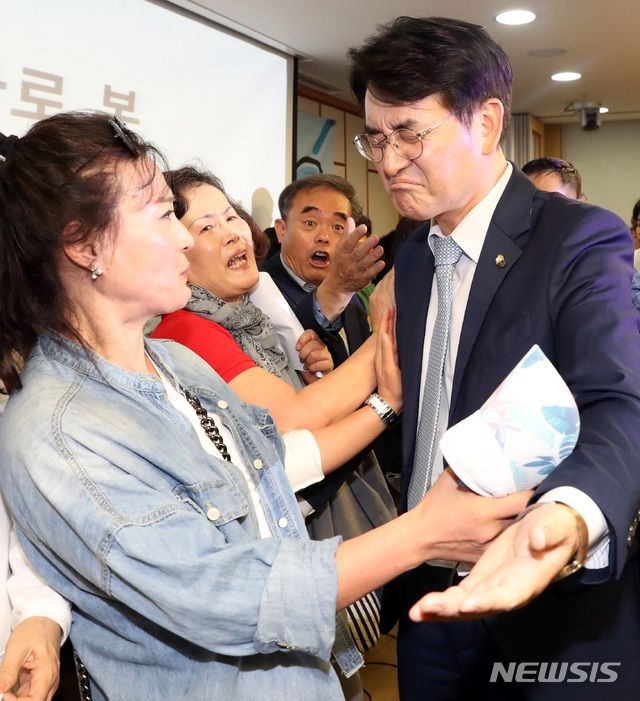 지난 5일 오후 서울 영등포구 여의도 국회 의원회관에서 열린 ‘유치원 비리 근절을 위한 정책 토론회 : 사립 유치원 회계부정 사례를 중심으로’에서 박용진 의원이 토론회를 반대하는 한국유치원총연합회 회원들에게 밖에 나가서 이야기 하자며 안내하고 있다. (사진=뉴시스)