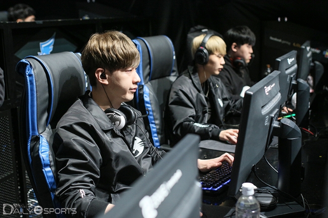 1라운드 1위를 차지한 로캣 아머.