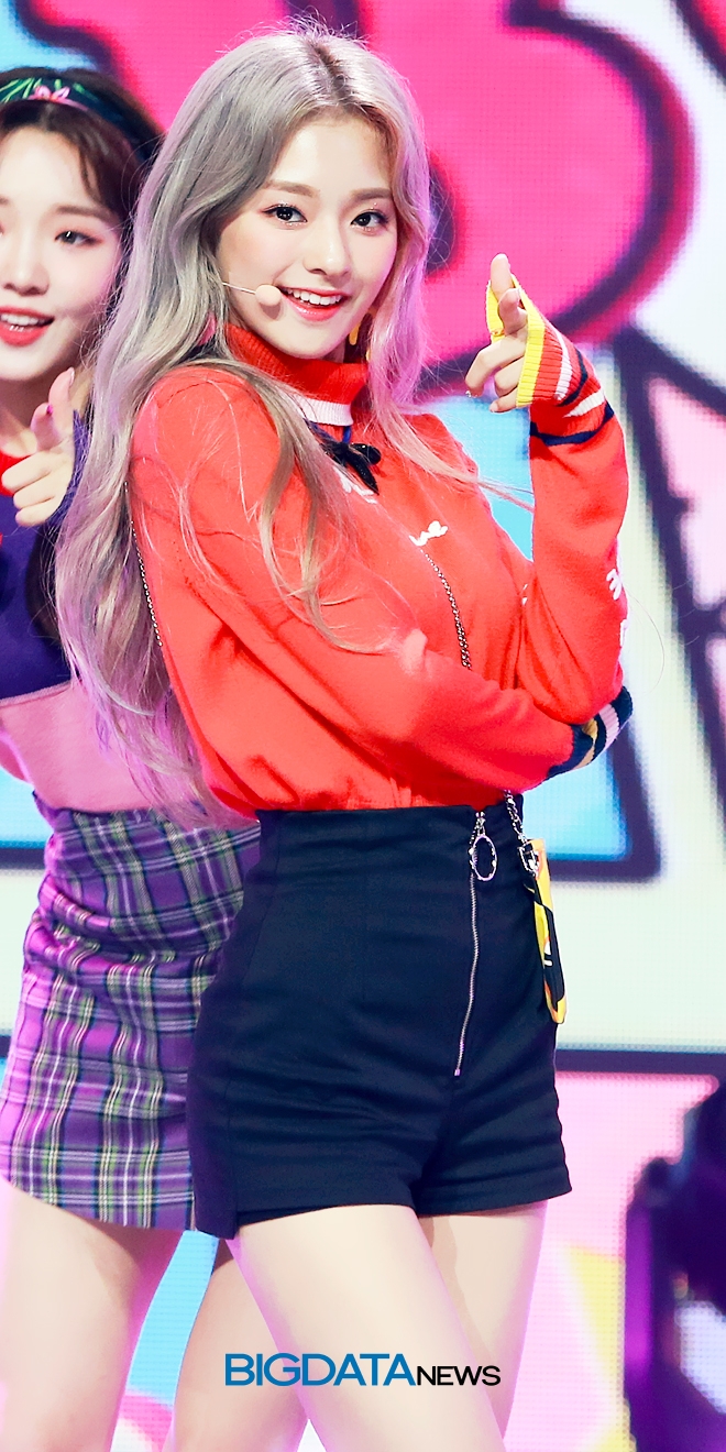 프로미스나인 이나경, MBC MUSIC '쇼 챔피언' 생방송 현장