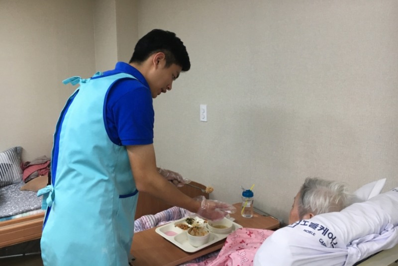 bhc치킨 ‘해바라기 봉사단’, 일일 손자 손녀로 봉사활동 펼쳐