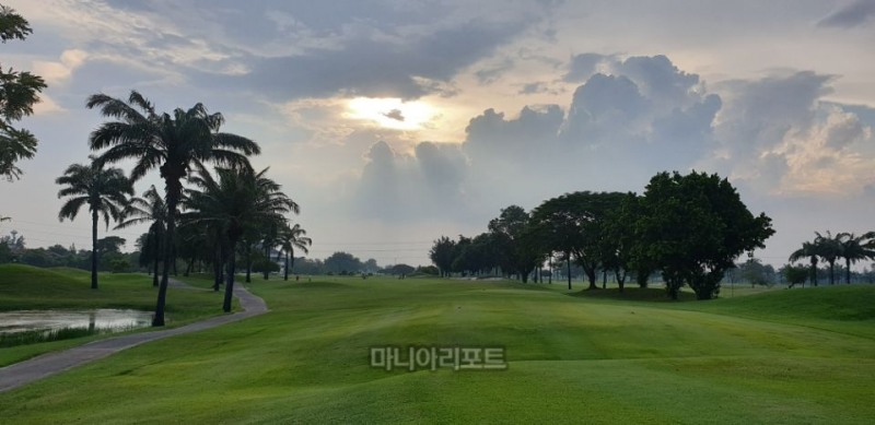 골프마니아클럽 태국방콕 캠프가 진행되는 방콕인근 타냐타니CC 홀 모습. 골프마니아클럽은 10월 중 동호회 운영진이 현지를 직접 답사한 뒤 골프장 및 숙소, 이동거리 및 소요시간 등을 확인하고 캠프 지역을 결정한다. 사진제공_골프마니아클럽