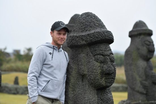 제주도를 찾아 돌하루방과 기념사진을 찍은 대니 윌렛. 사진=CJ그룹 제공