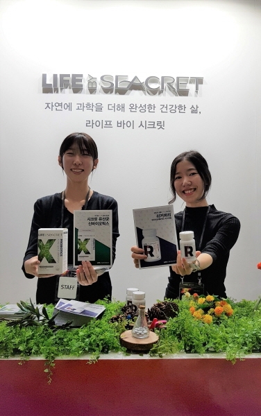 (사진=2018 시크릿 코리아 컨벤션 PASSION에서 시크릿 스탭이 라이프 바이 시크릿 신제품을 소개하고 있다)