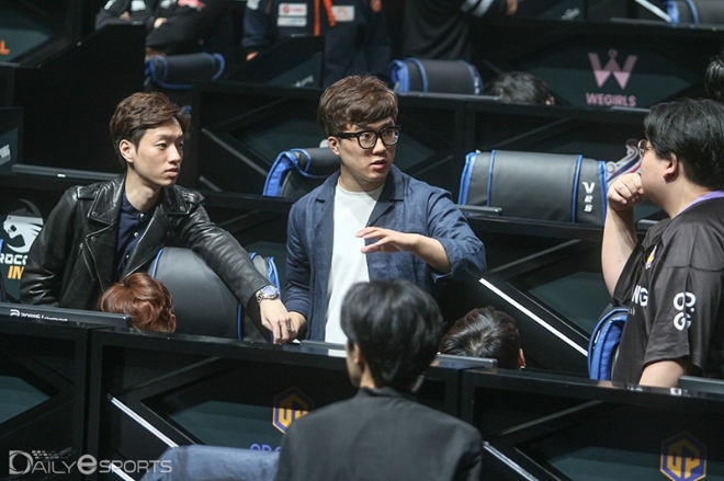 전략 회의중인 OP 게이밍 레인저스.