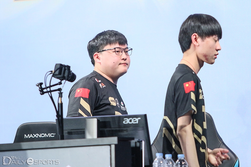 G2에게 패한 RNG 선수들이 경기장에서 빠져 나가고 있다.